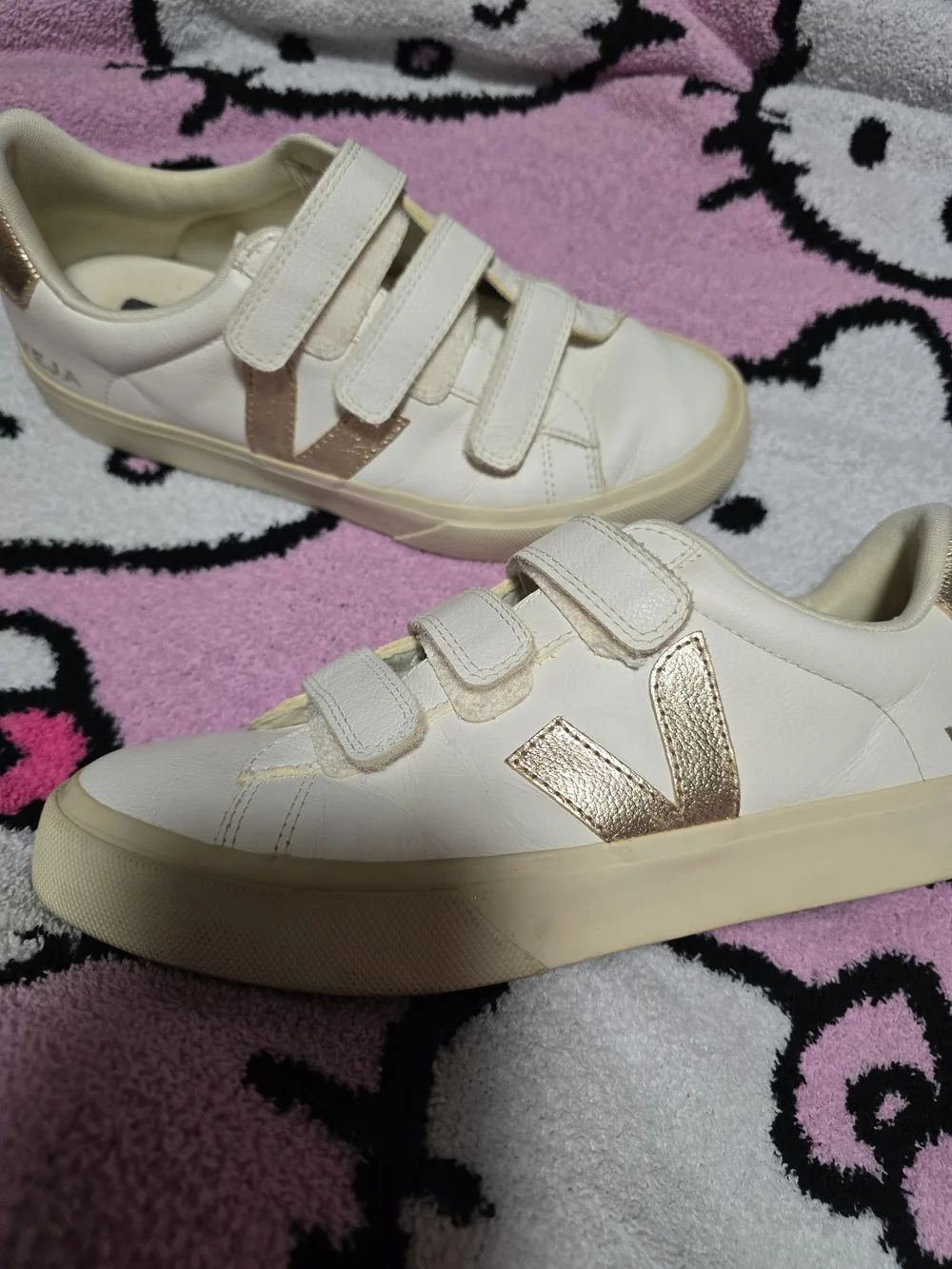 Veja Womens White Sneakers with Metallic Rose Gold V
